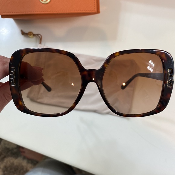 Tory Burch | Oversized Tortoise - TY7132U main image 4